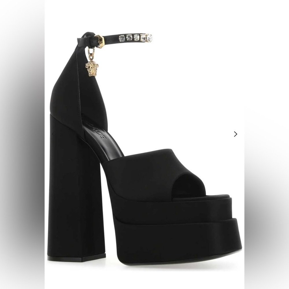 Versace Medusa aevitas platform sandals. Size 6